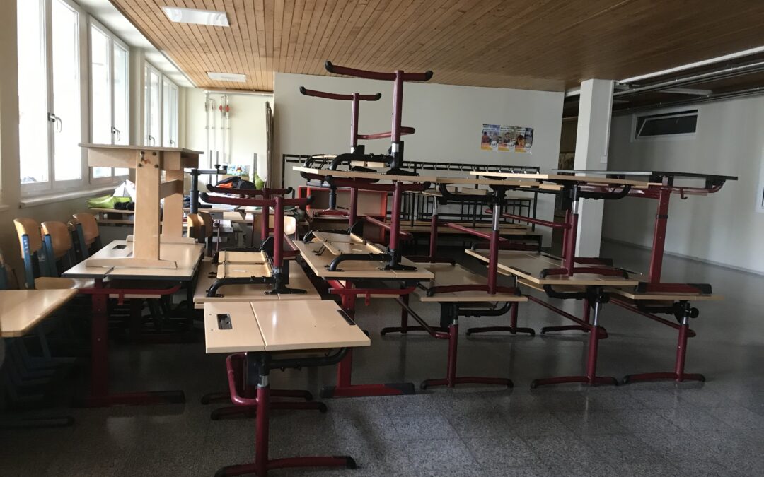 Aussortierte Schulmöbel aus Österreich für unsere Schule in Kamerun